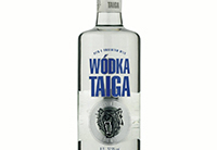 Eine rustikale Vodkaflasche mit dem Namen "Taiga Wodka" vor einem traditionellen Hintergrund.