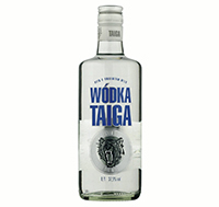 Eine rustikale Vodkaflasche mit dem Namen "Taiga Wodka" vor einem traditionellen Hintergrund.