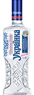Ukrainka Wodka Eine ansprechende Vodkaflasche mit dem Namen "Ukrainka Vodka" vor einem rustikalen Hintergrund.