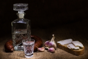 Wodka mit Brot, Wurst und Speck; Essen