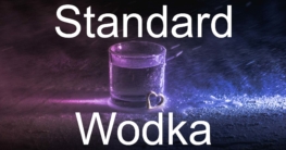 Standard Wodka Ein mit Wodka gefülltes Stamperl steht im Mittelpunkt, umgeben von frostigen, eisigen Elementen, während der Schriftzug "Standard Wodka" groß und deutlich im Hintergrund zu sehen ist.