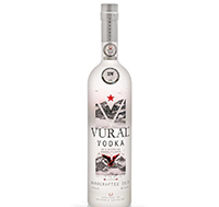 Eine elegante Vodkaflasche mit dem Namen "Vural Vodka" vor einem neutralen Hintergrund.