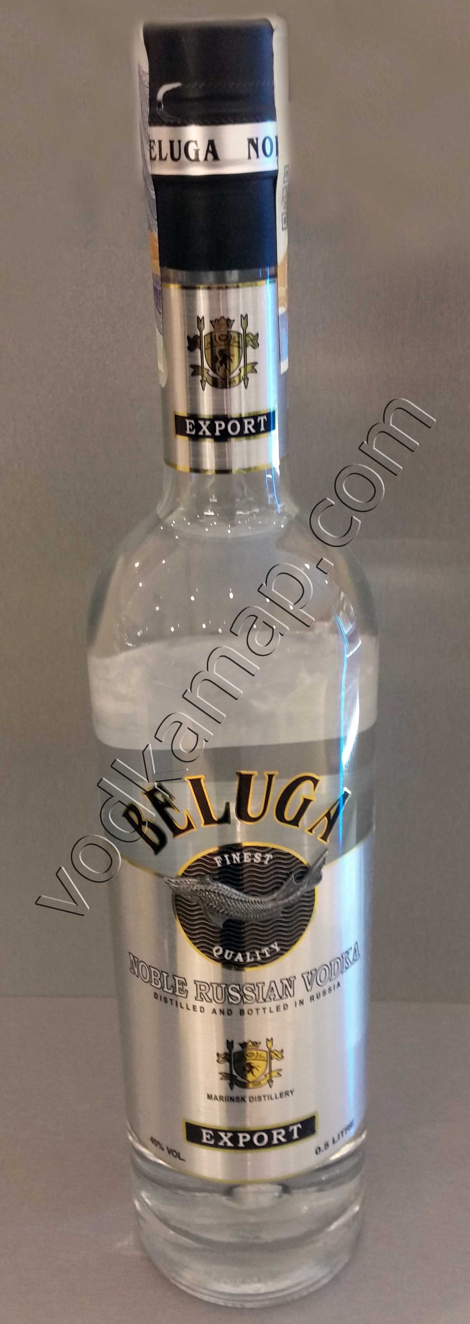 Beluga Vodka Eine stilvolle Flasche Beluga Vodka steht vor einem eleganten, neutralen Hintergrund.