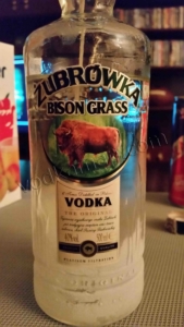 Eine Flasche Zubrowka Vodka steht vor einem schlichten, eleganten Hintergrund.