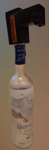 Grey Goose-Flasche mit einem Jägermeister-Dosierer auf der Oberseite.