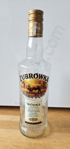 Leere Flasche von Zubrowka Kora Debu Wodka, Ansicht von vorne.
