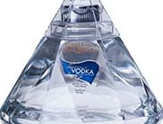 Flasche von Precious Vodka in Diamantform, elegant und glitzernd.