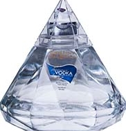 Flasche von Precious Vodka in Diamantform, elegant und glitzernd.