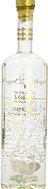Flasche von Royal Dragon Superior Vodka, die in einem eleganten Design präsentiert wird, mit einem majestätischen Drachen-Logo, das Stärke und Exzellenz symbolisiert.