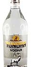 Flasche von Spirit of Tundra Vodka vor einem weißen Hintergrund.