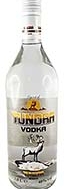 Flasche von Spirit of Tundra Vodka vor einem weißen Hintergrund.