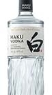 Flasche Suntory Haku Vodka vor einem weißen Hintergrund.