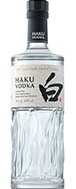 Flasche Suntory Haku Vodka vor einem weißen Hintergrund.